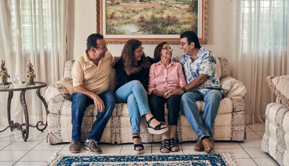 Fernando, Mirita y Alberto conversan con su madre 