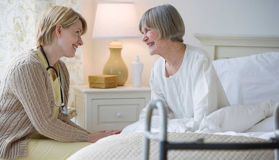 Dos mujeres sonríen - Consejos para cuidar de un ser querido en el hogar