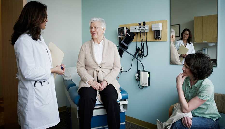 Una paciente, acompañada por un familiar, consulta a su doctora