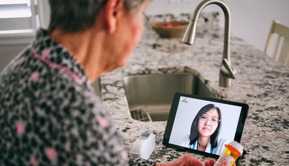 Una mujer consulta a su doctora vía una videollamada
