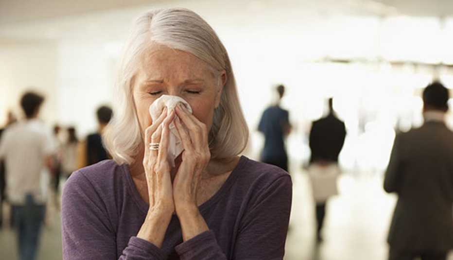 Mujer mayor estornudando - Remedios caseros
