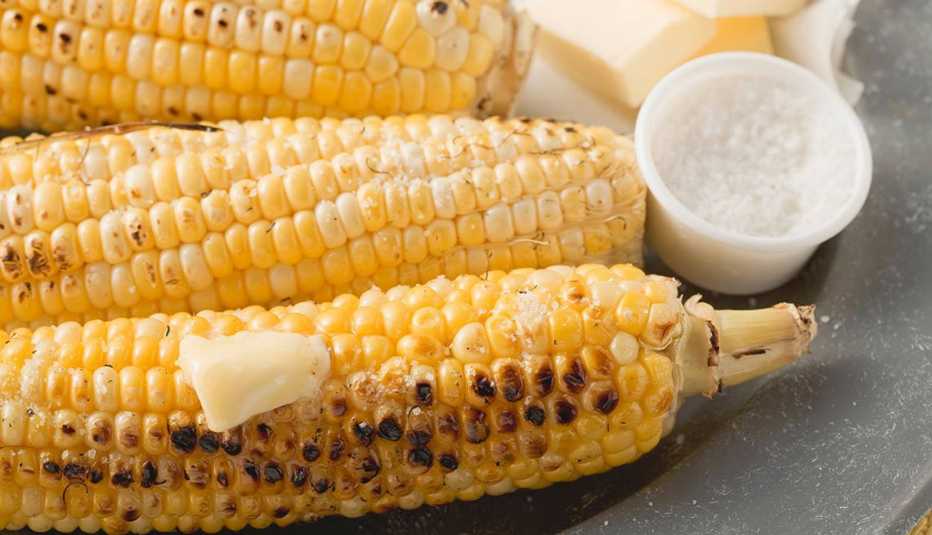 Mazorca de maíz con mantequilla y sal