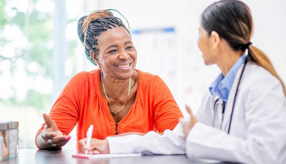 Una mujer afroamericana en consulta con su doctora de cabecera
