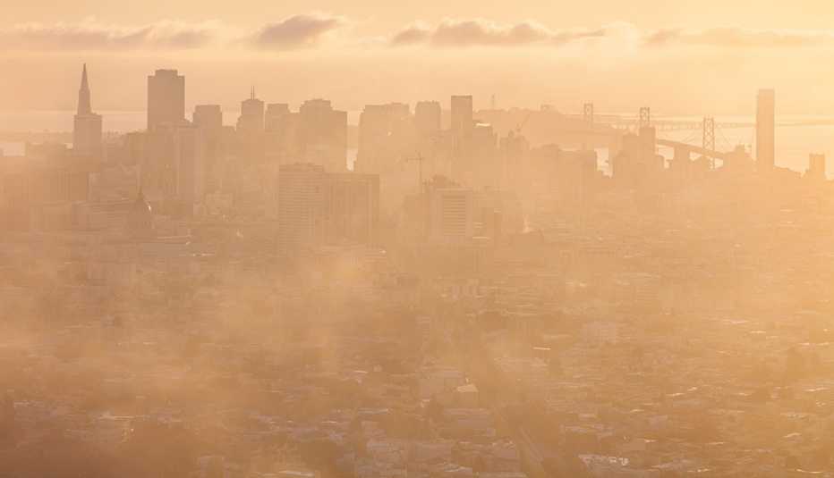 Vista de una ciudad con neblina