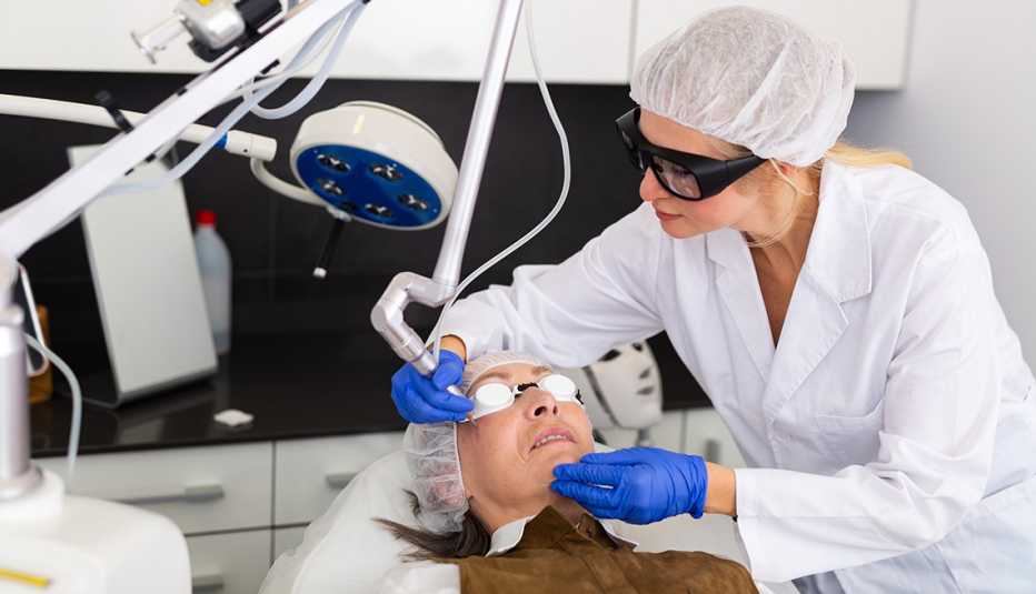 Dermatóloga aplica un tratamiento láser a una paciente