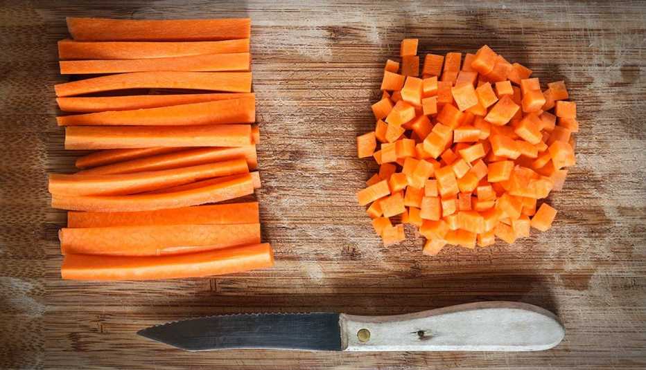 Zanahorias cortadas sobre un picador - Remedios caseros