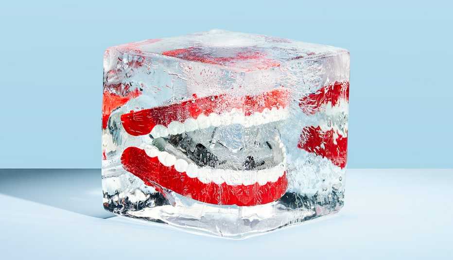 Caja de dientes dentro de un cubo de hielo
