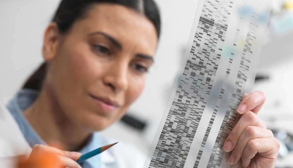 Mujer examinando un examen de ADN
