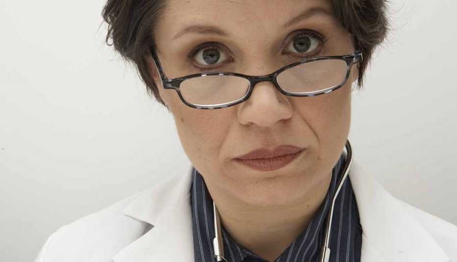 Doctora mira por encima de sus lentes.