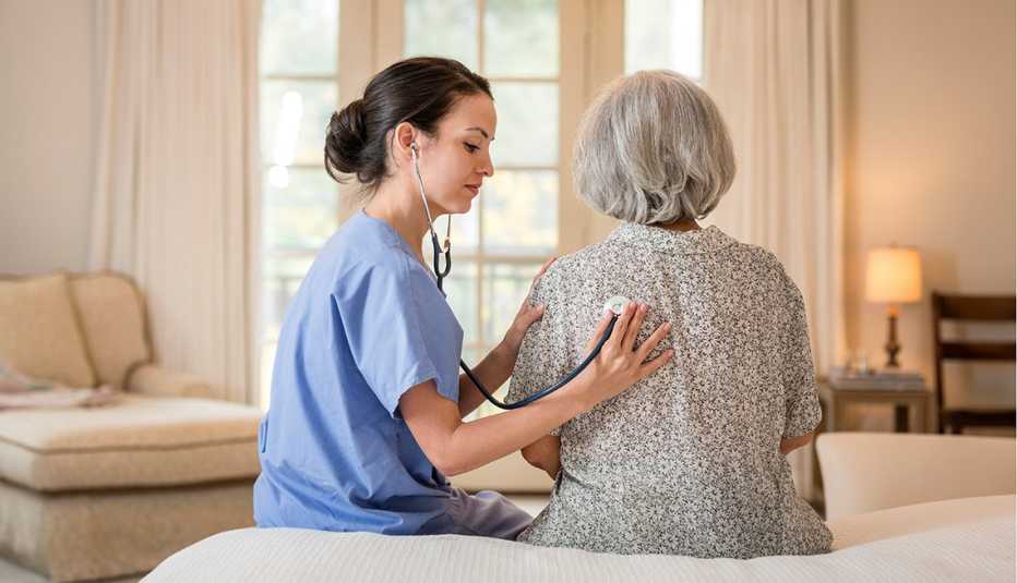 Qué deberías saber del cuidado al final de la vida - Enfermera examina a mujer mayor