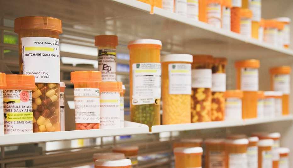 Frascos de medicamentos en un estante