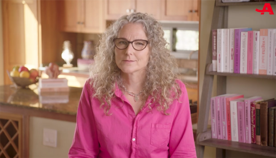 Captura de pantalla de Liz Gunter conversando sobre la menopausia en un video de AARP