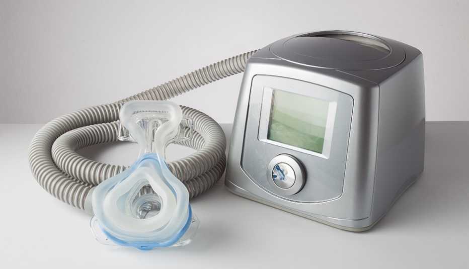 Máquina CPAP con máscara para personas con apnea del sueño