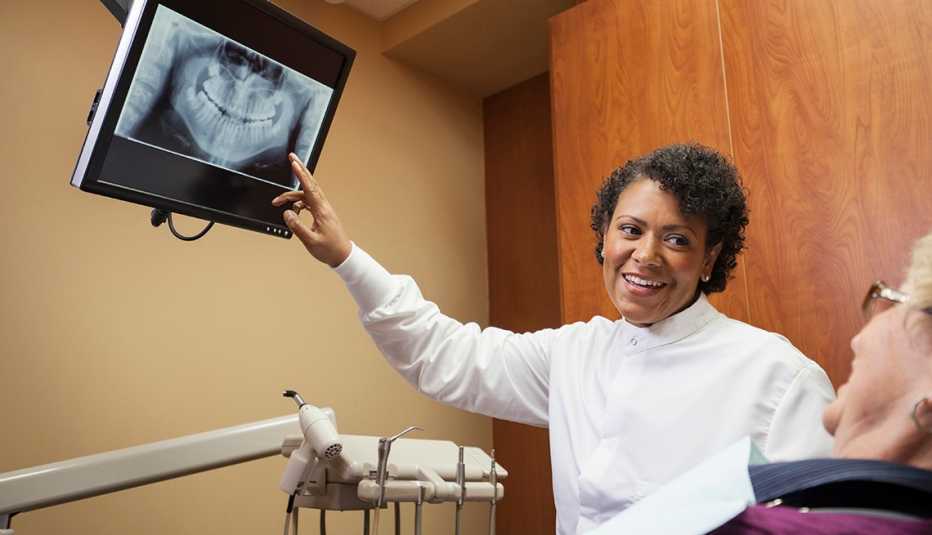 Dentista mostrando una radiografía a su paciente