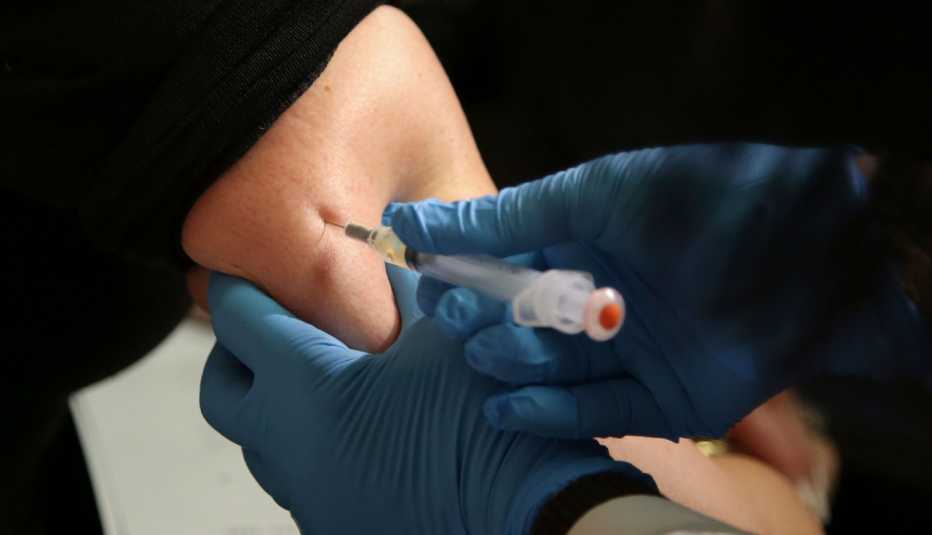 Persona recibe la vacuna contra el sarampión