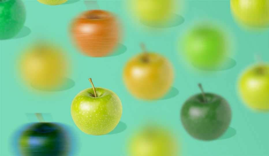 Varias manzanas que se ven borrosas, excepto una