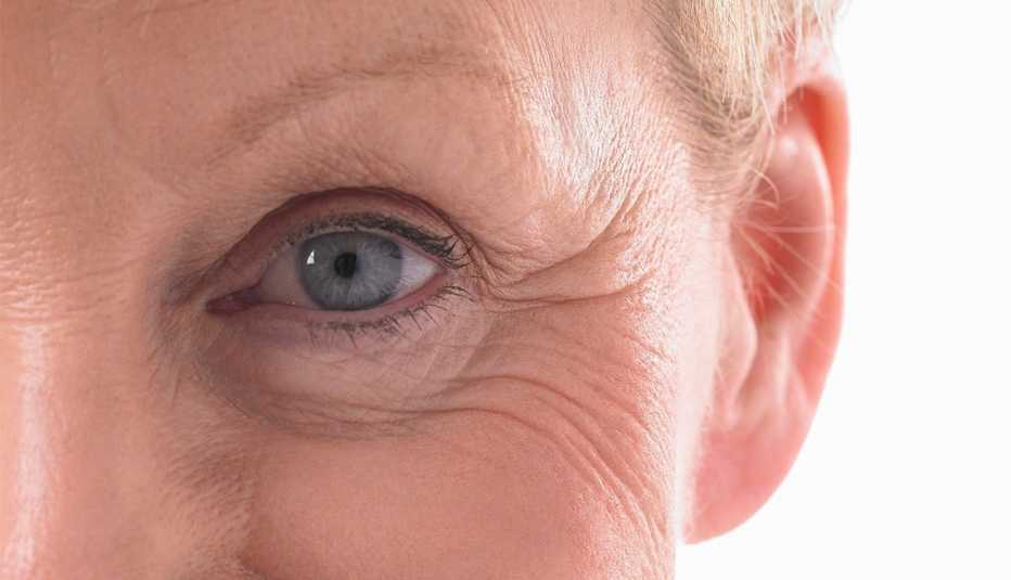 Foto de cerca del ojo y el párpado de una mujer mayor