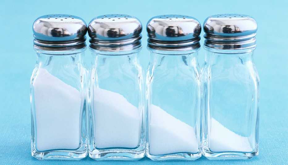 Cuatro frascos de sal