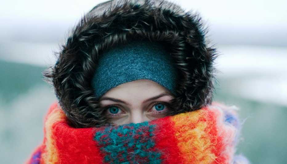 Mujer abrigada para protegerse del frío