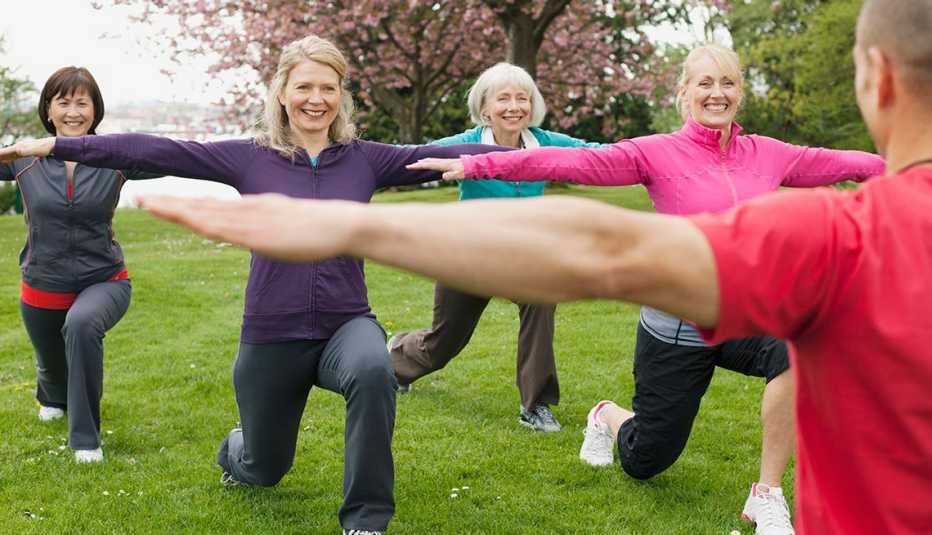 Mujeres toman una clase de ejercicios al aire libre