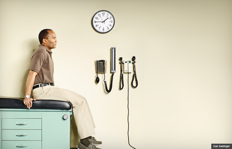 El hombre esperando en una oficina médica - Debo buscar o cambiar a un nuevo doctor