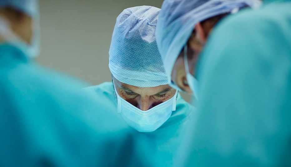 Cirujanos en sala de operación.