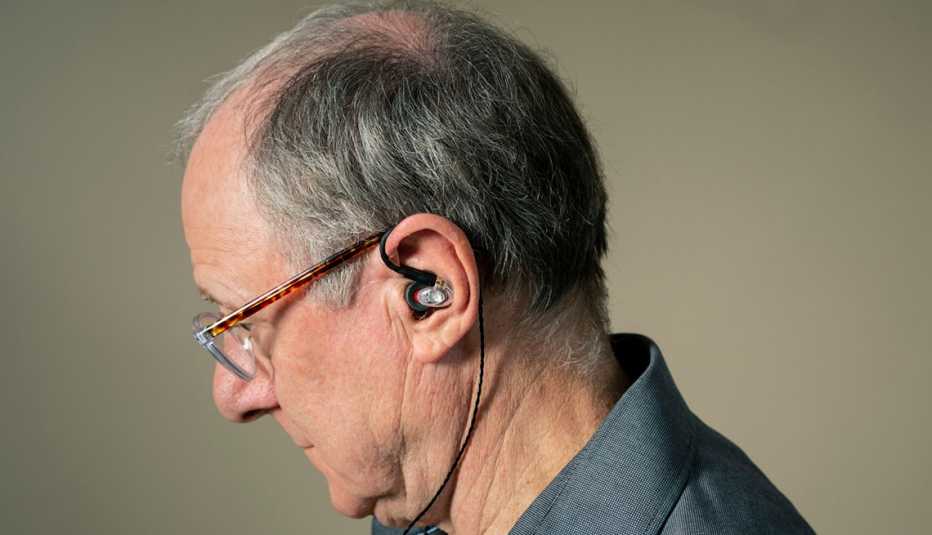 Hombre mayor con audífonos