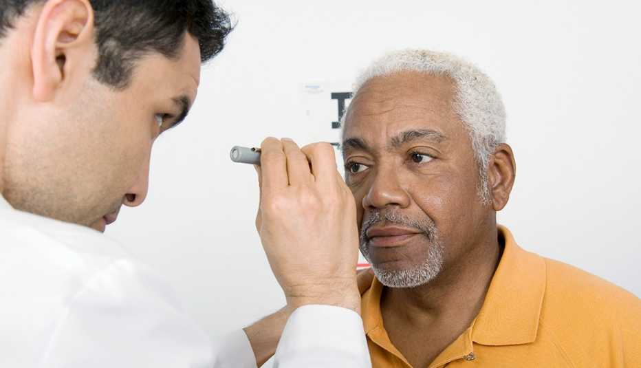 Doctor examina los ojos de su paciente