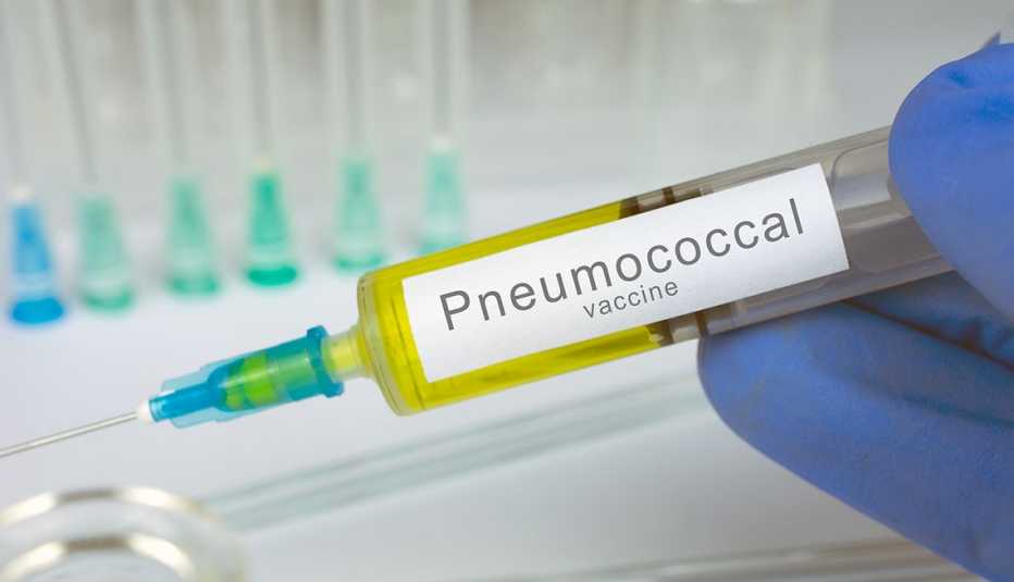 Persona sostiene una vacuna de Pneumococcal