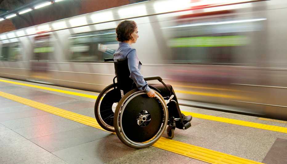 Consejos para viajeros con discapacidades físicas - Mujer en silla de ruedas