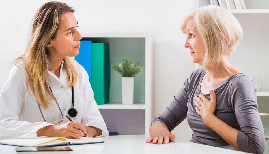 Mujer conversa con su doctora