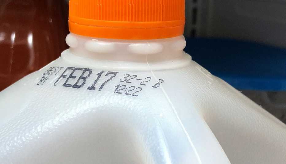 Envase de leche con fecha de expiración
