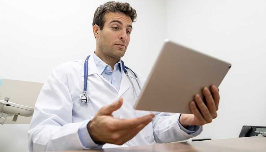 Doctor usa una tableta para comunicarse con sus pacientes