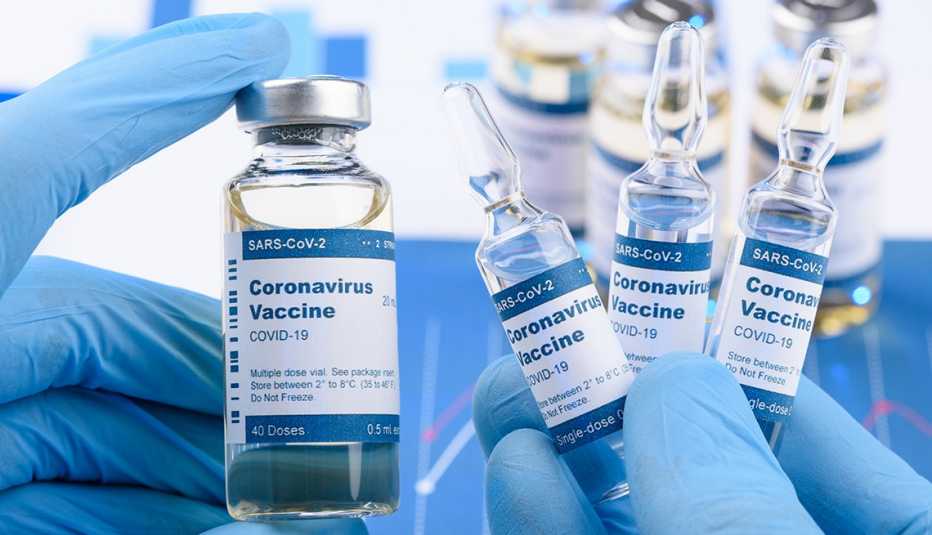 Varios frascos de vacuna contra la COVID-19