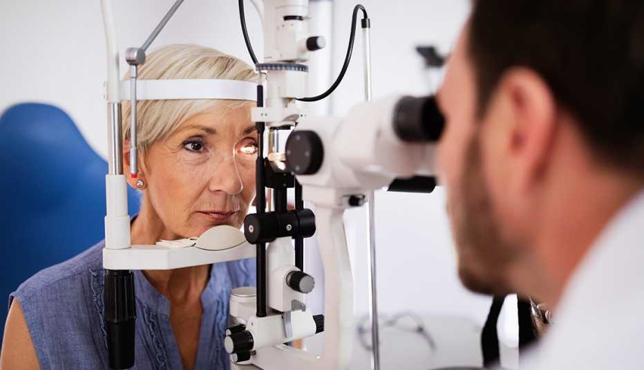 Médico le hace un examen de la vista a una paciente