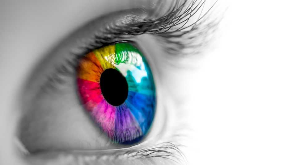 Un ojo humano con los colores del arcoiris