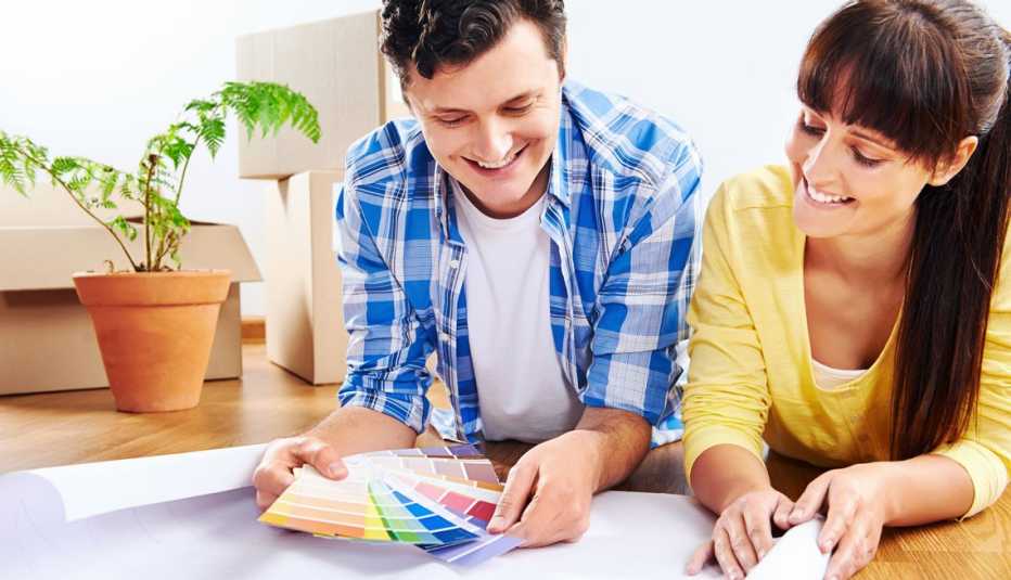 Una pareja selecciona el color para pintar su casa.