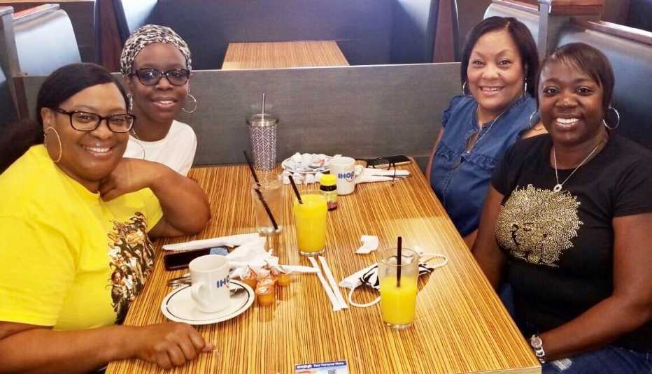 Cuatro amigas almuerzan juntas en un restaurante