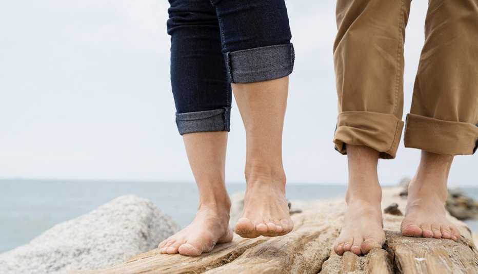 Pies de una pareja caminando sin zapatos