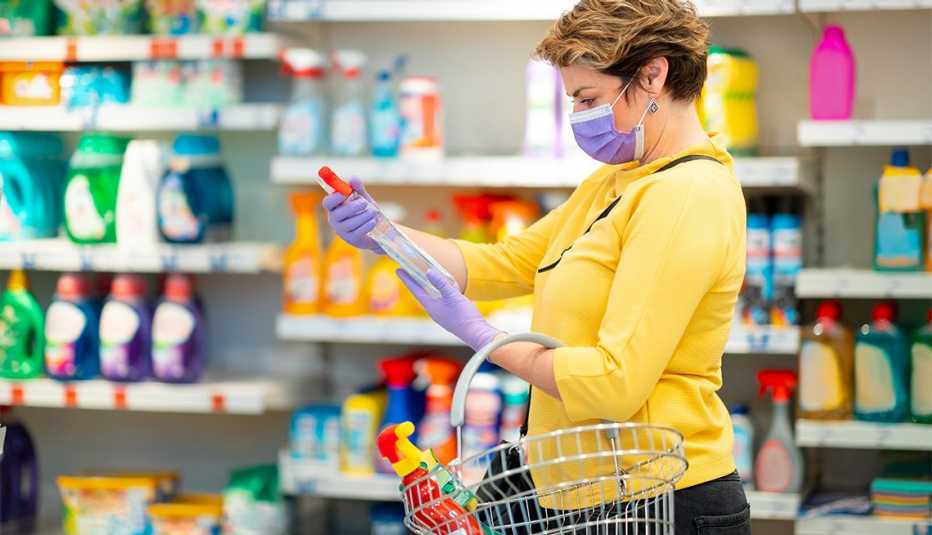 Una mujer comprando productos de limpieza