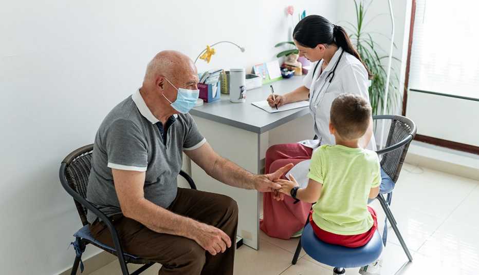 Abuelo acompaña a su nieto a una cita al pediatra