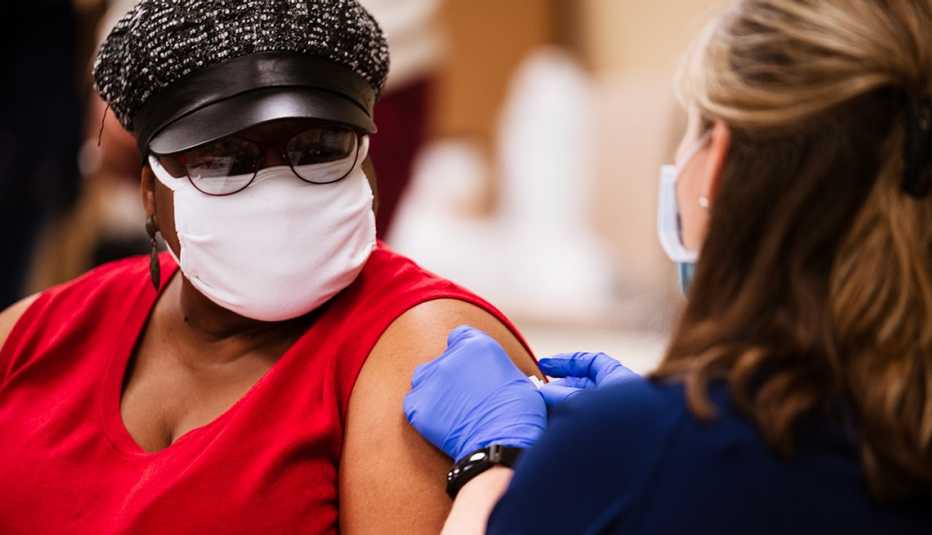 Shanta King recibe la vacuna de Moderna contra la COVID-19