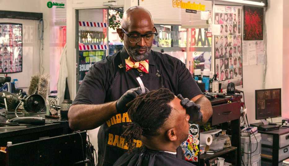 El barbero Waverly Willis atiende a un cliente