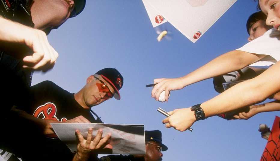El campocorto Cal Ripken de los Orioles de Baltimore firma autógrafos después de un juego en 1995