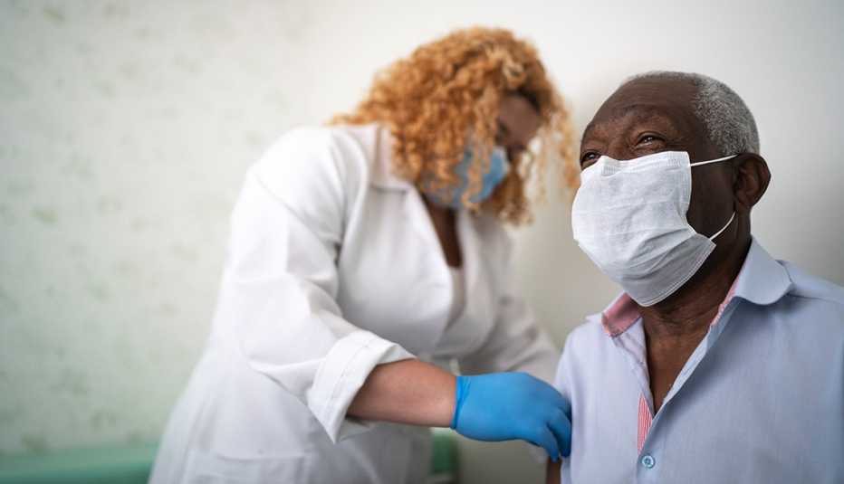 Enfermera toma muestras de sangre de un hombre afroamericano