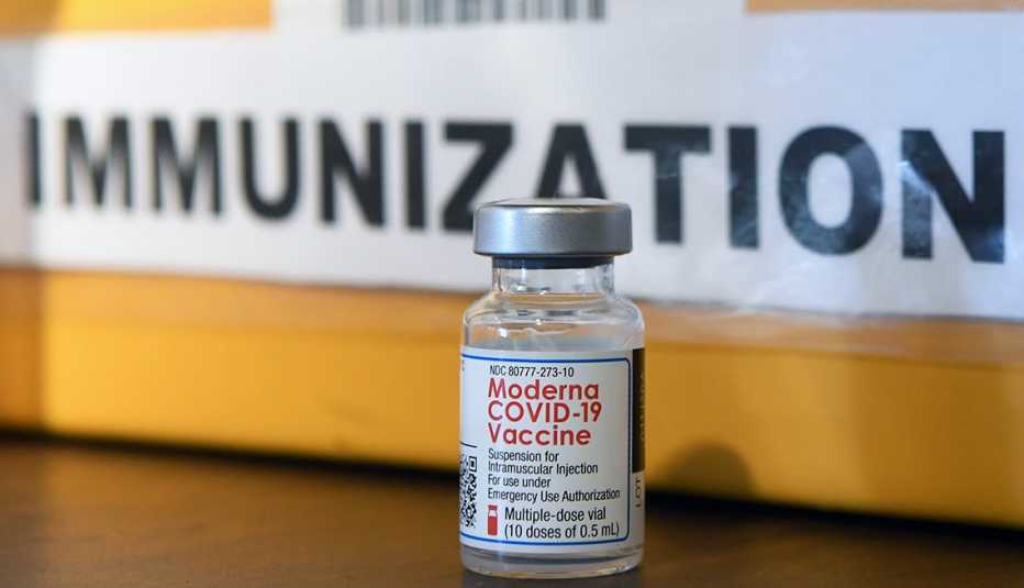 Un frasco de la vacuna de Moderna contra la COVID-19