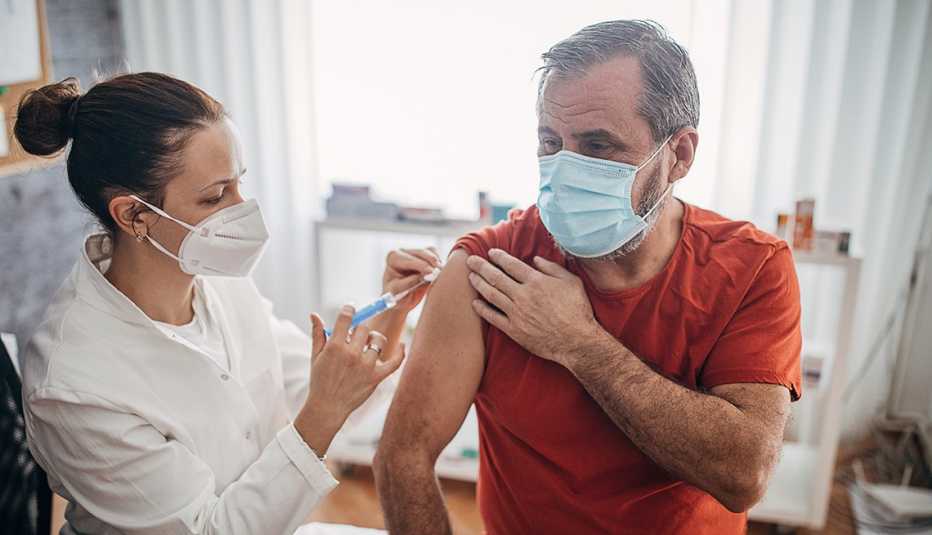 Un hombre recibe la vacuna contra la COVID-19