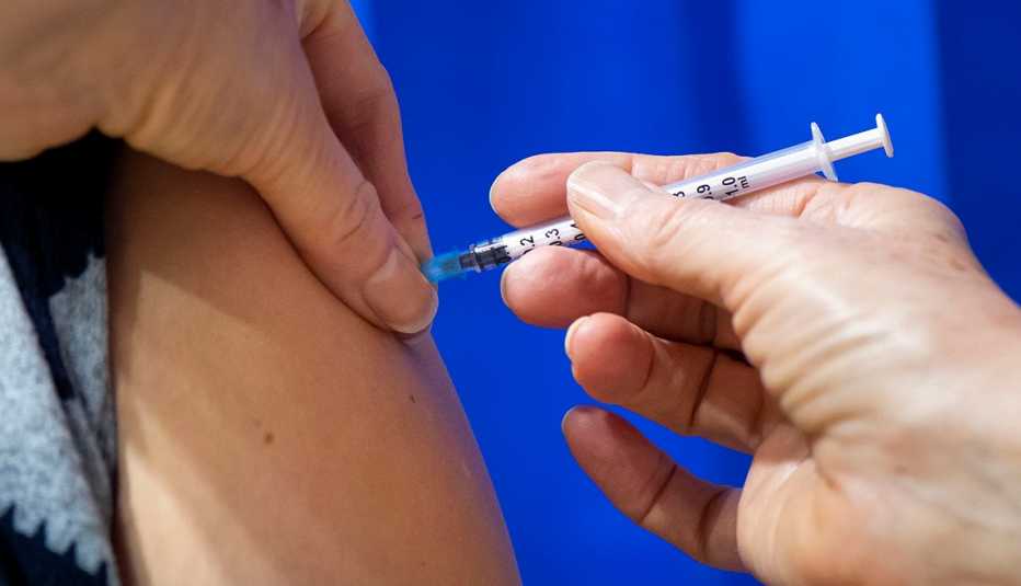 Una persona recibe la vacuna contra la COVID