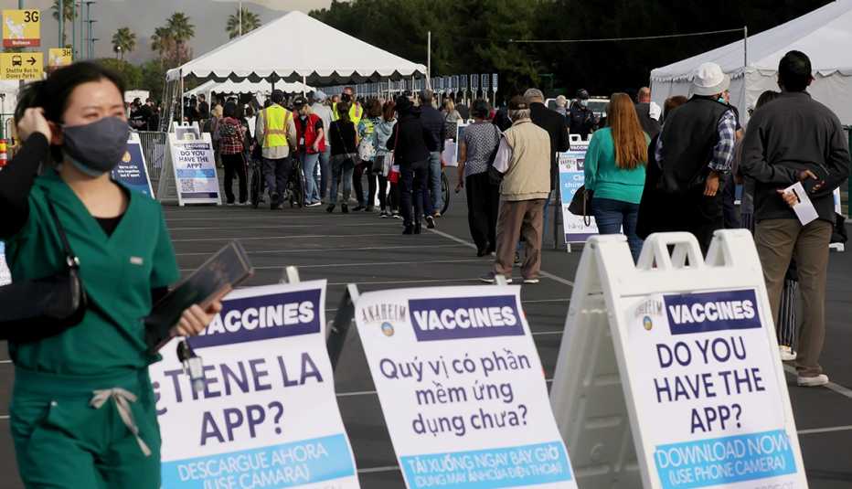 Personas hacen fila para ponerse la vacuna contra la COVID-19