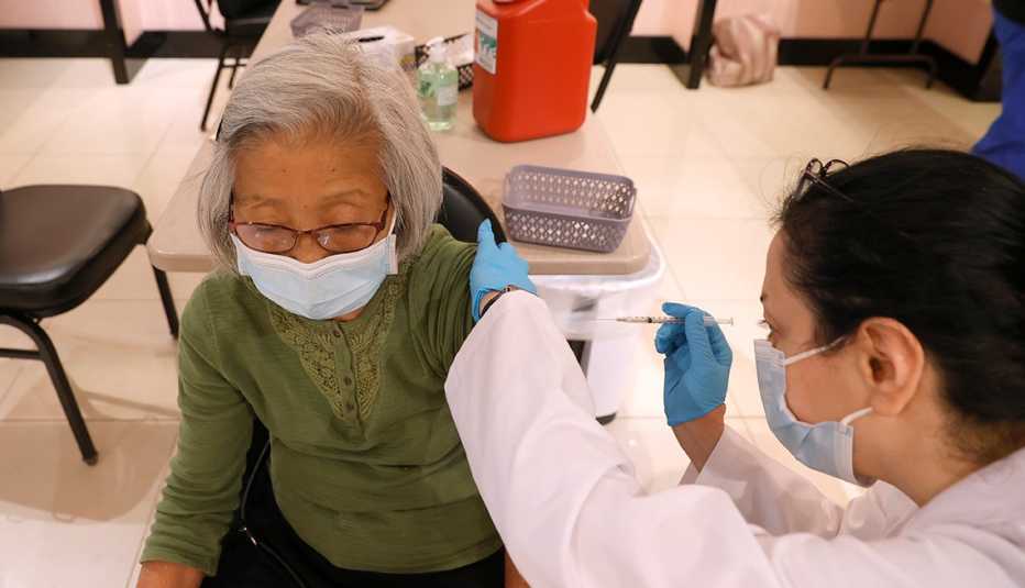 Una mujer recibe la vacuna contra la COVID-19